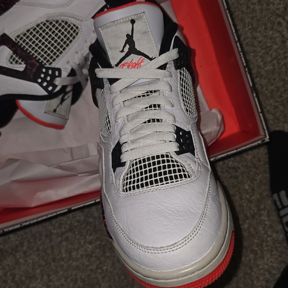 Air Jordan 4 Retro - Picture 2 of 9